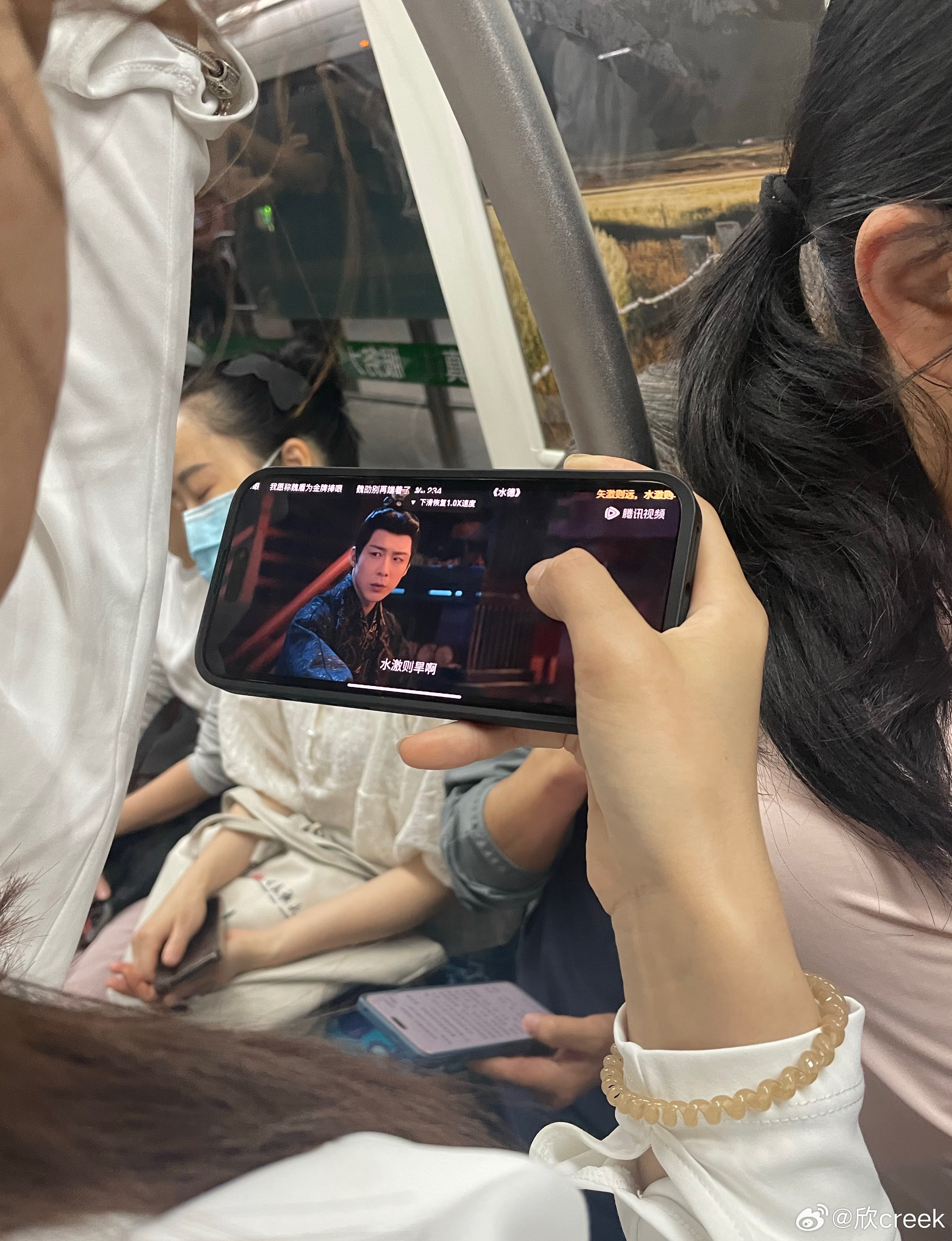 我们折腰实火了，今早地铁上，我前面这个妹妹正在看折腰，据我观察了半站路，是个路人