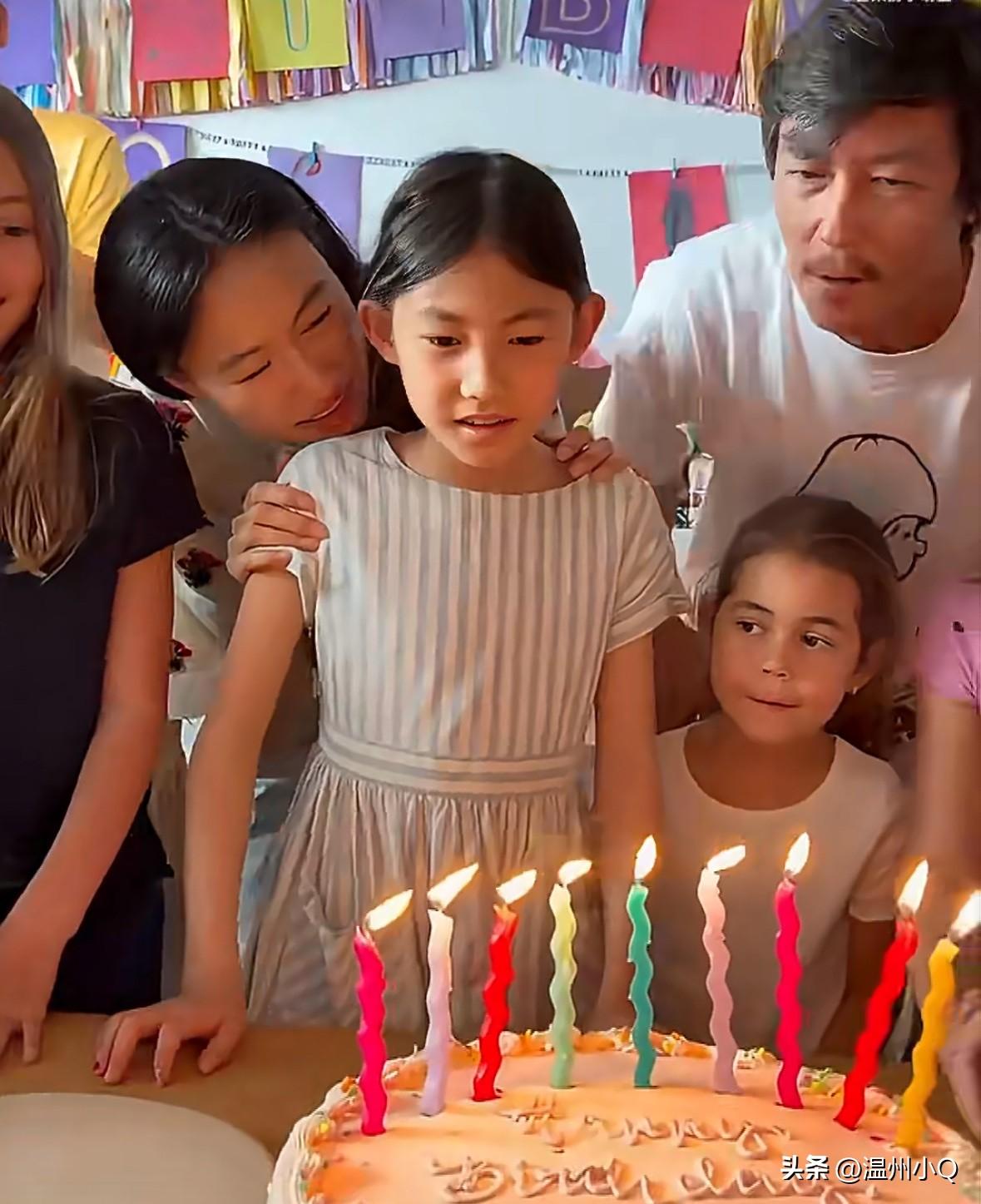 陈冠希秦舒培为女儿Alaia庆生，虽然看着不豪华，但挺用心的，背景的布置都是孩子