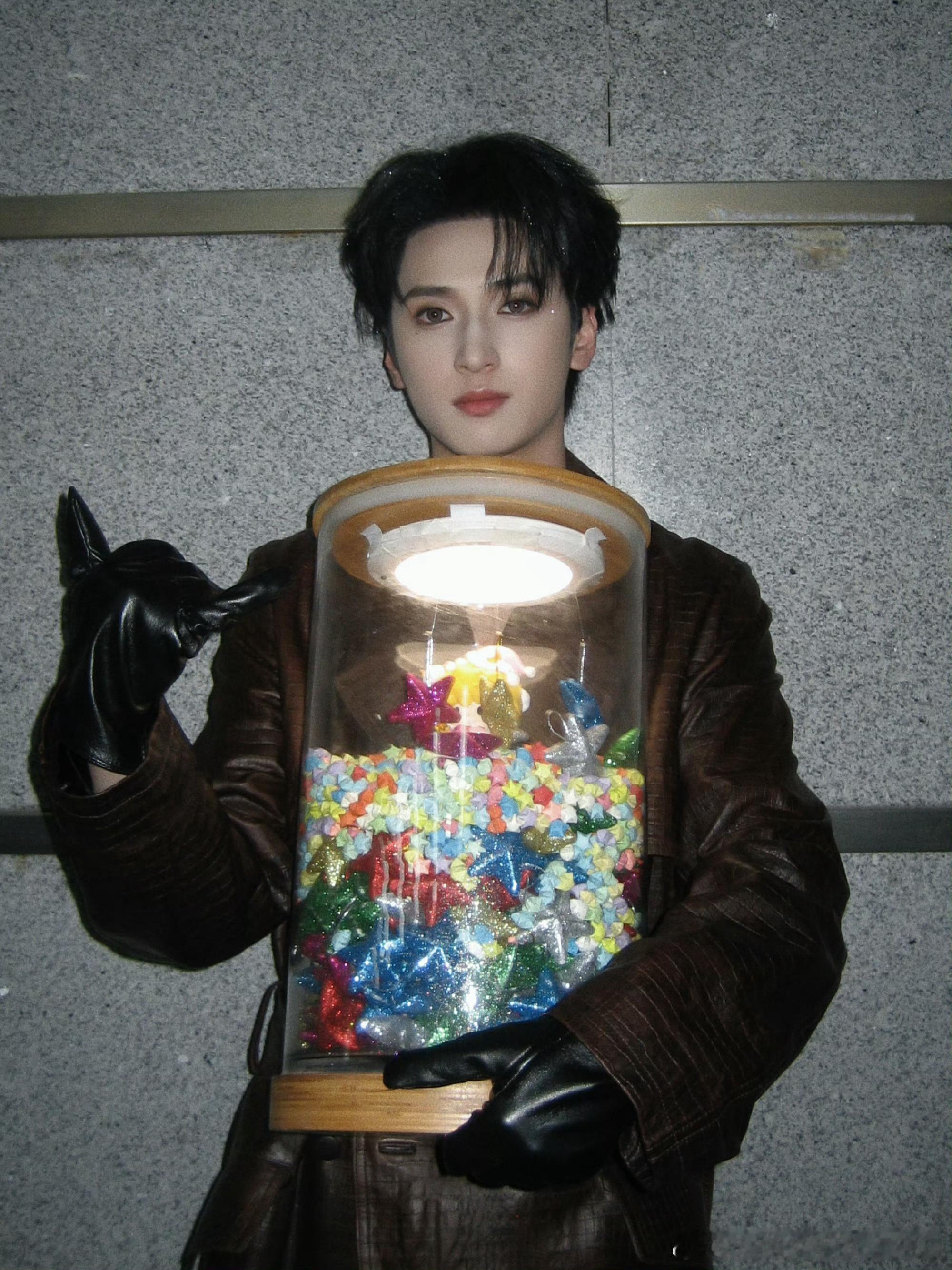 严浩翔说六周年快乐，比六，喜欢😍 