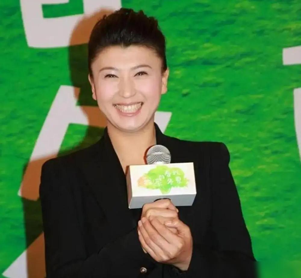 清空账号第3天，她赔掉半个亿。老搭档把20年账本甩到镜头前，闫学晶一个字没回，先