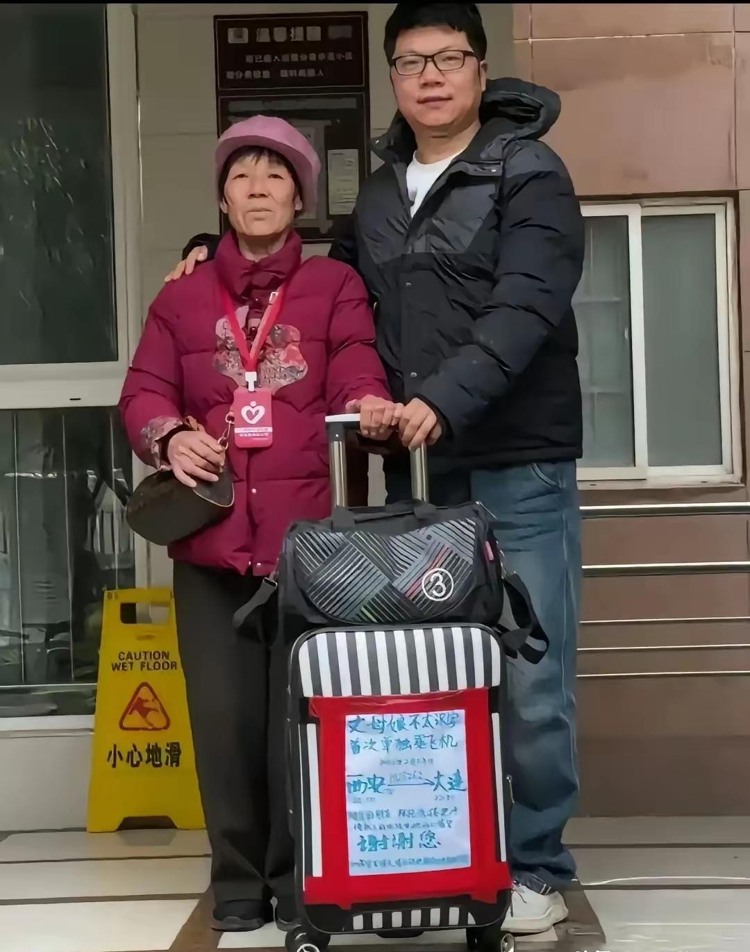 一张贴在行李箱上的A4纸，竟然让整个机场的旅客红了眼眶！这到底写了啥，能有这么大