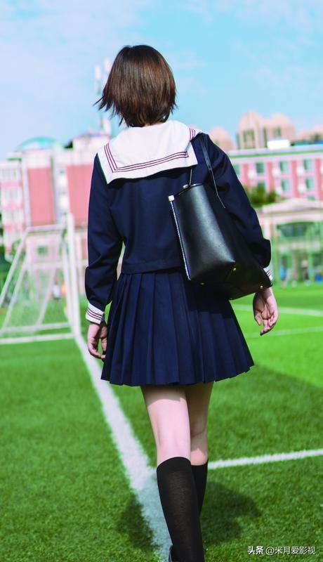 20多岁时，想要的是自由，浪漫和爱情，可总是被现实狠狠打脸，欲望太多，目标太远，