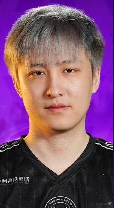 蛋糕给闺蜜看哥哥，森哥和链子哥的照片，让颜值排名，最后结果是Ame＞Fy＞链子哥