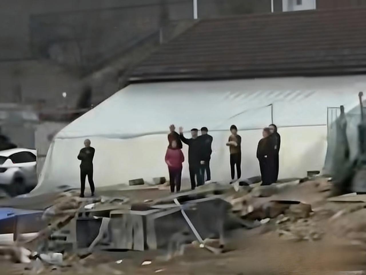 女孩坐高铁返校，竟刚好路过家门！全家列队挥手，真这么巧？
 2026年2月21日