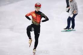 林孝埈500米突出重围 短道赛场上瞬息万变，林孝埈凭借出色的爆发力和扎实的弯道能