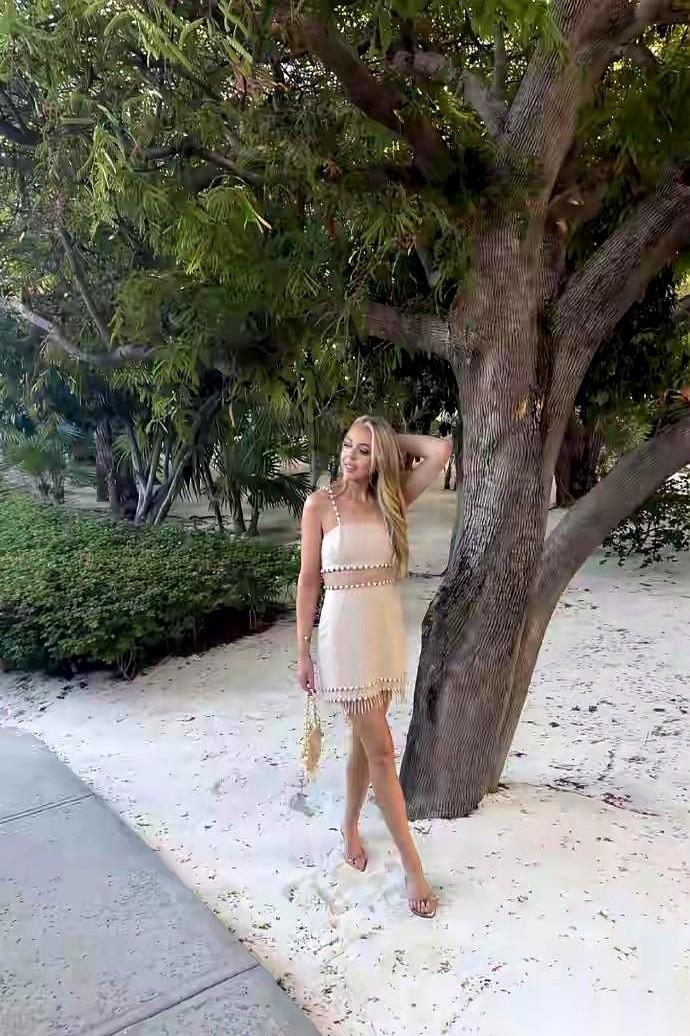 特朗普小女儿蒂芙尼，最近去印度度假了。结果她那身“清凉”打扮，直接炸开了锅，网上