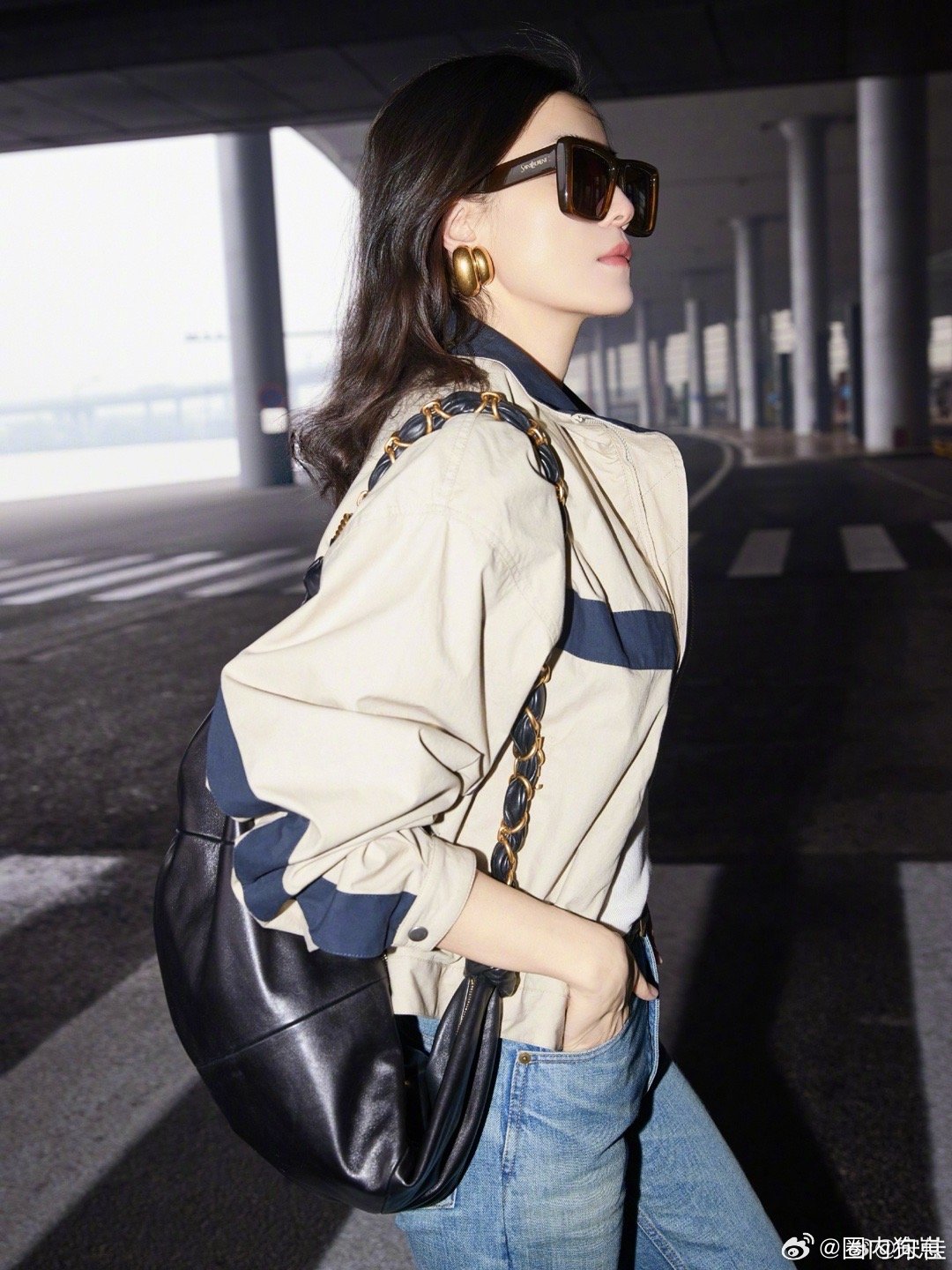 宋佳巴黎时装周出发路透 宋佳出发look太会了，简简单单但全是细节，路透里每一个