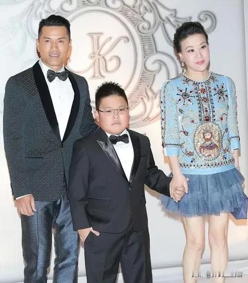 吕良伟一家三口。

吕良伟是香港娱乐圈最有名的不老男神，仿佛吃了防腐剂，直到今天