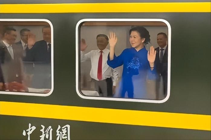 越南第一夫人乘坐绿皮车回国，站在车内挥手告别依依不舍！

访问结束了，越南第一夫
