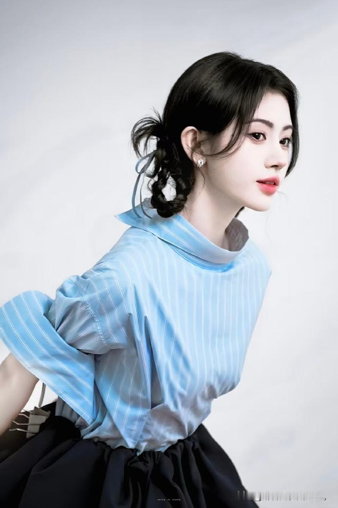 鞠婧祎身穿蓝白条纹衬衫，搭配黑色裙装，侧颜精致优雅鞠婧祎壁纸图