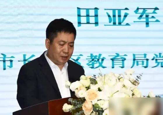 西安长安区教育局田亚军，被带走谈话，最讽刺是，他曾时常把“红线”挂在嘴边。

说