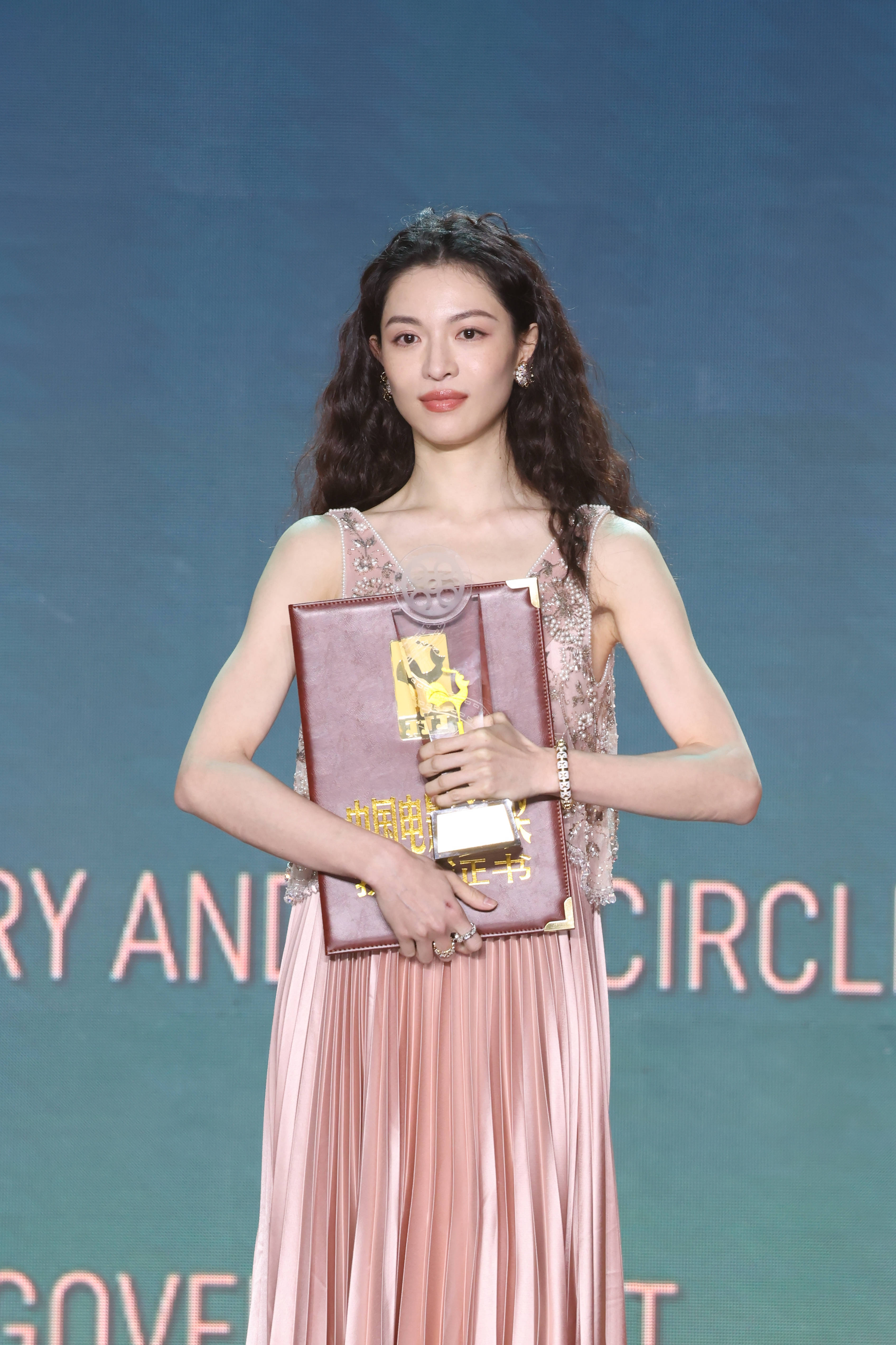 今天的金鸡奖提名者表彰仪式 ，这个造型完全写的就是钟楚曦的名字 ！太适合姐了 美