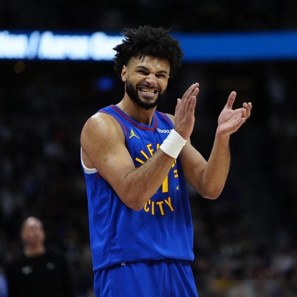 约基奇死死盯着麦克风抛下一句狠话拿联盟任何人我都不换穆雷。
 
你翻开掘金这赛季