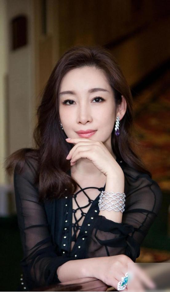秦海璐说：“我高考的时候数学满分150，我考了4分，英语满分也只考了27分。
这