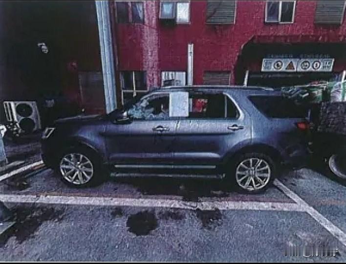 女子和男友闹矛盾，竟然一把火烧了男友的车！

何女士与男友发生激烈吵架，何女士一