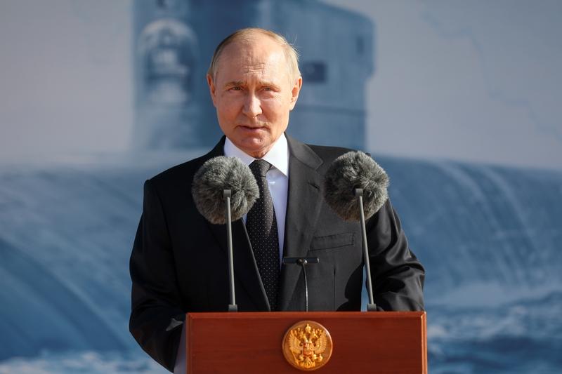 乌克兰宣称无人艇击毁俄潜艇，俄方否认：乌克兰12月15日宣称用无人艇袭击俄新罗西