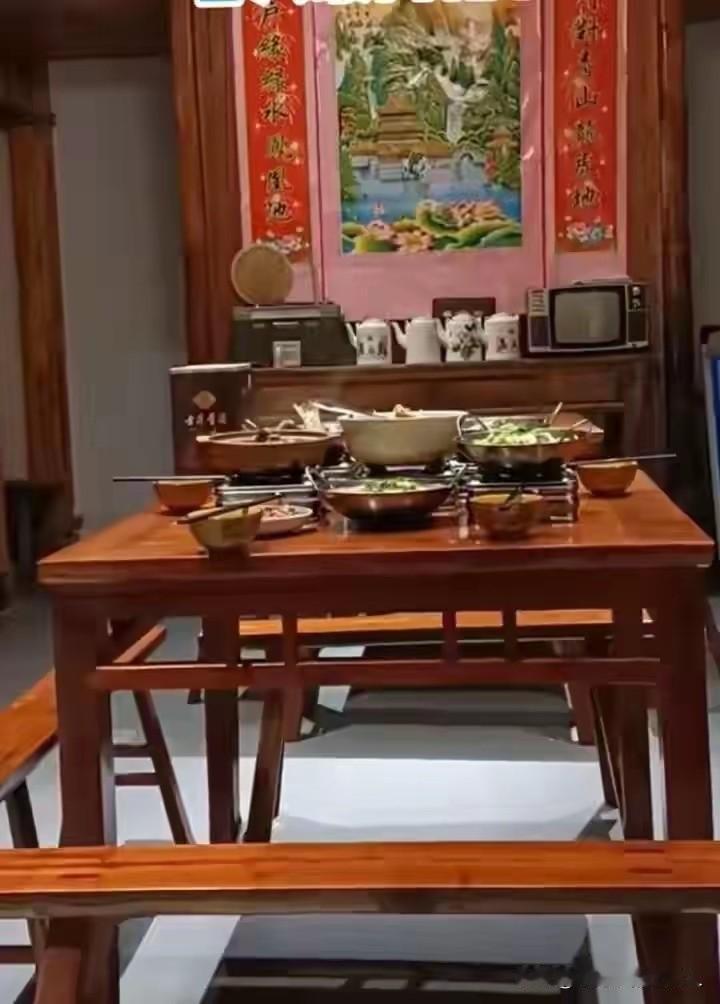 这张照片里的八仙桌，配上身后的中堂画和对联，瞬间就把人拉回了几十年前那充满烟火气