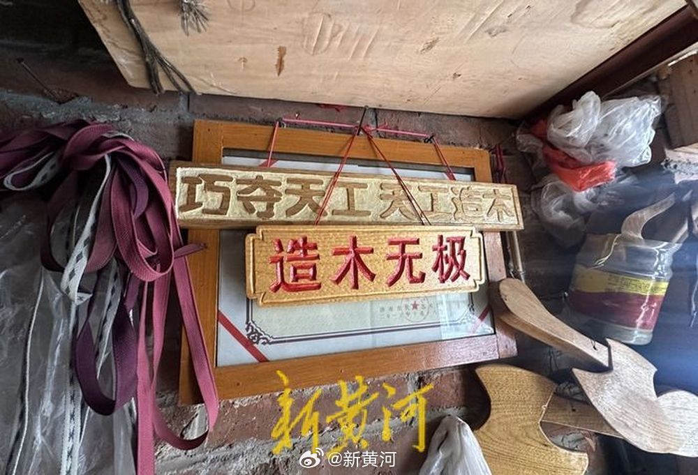 【济南80岁老人耗时半月完成 #转发这个金蛇木雕来年福气满满#】蛇年春节临近，济