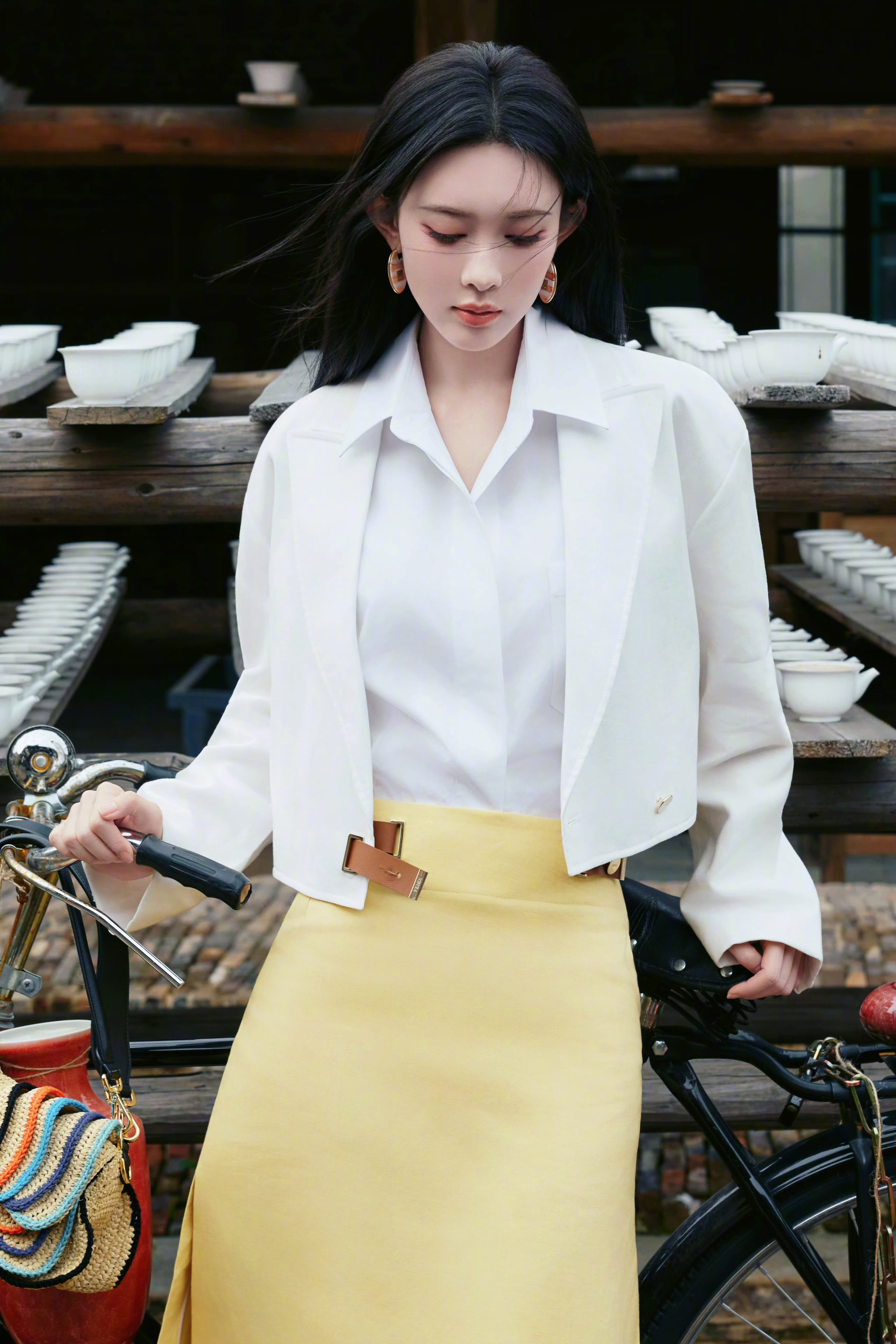 孟子义 现偶孟姐这套白西装黄裙+黑长直，挺有职场那味了。哪位导演递个现偶本子，让