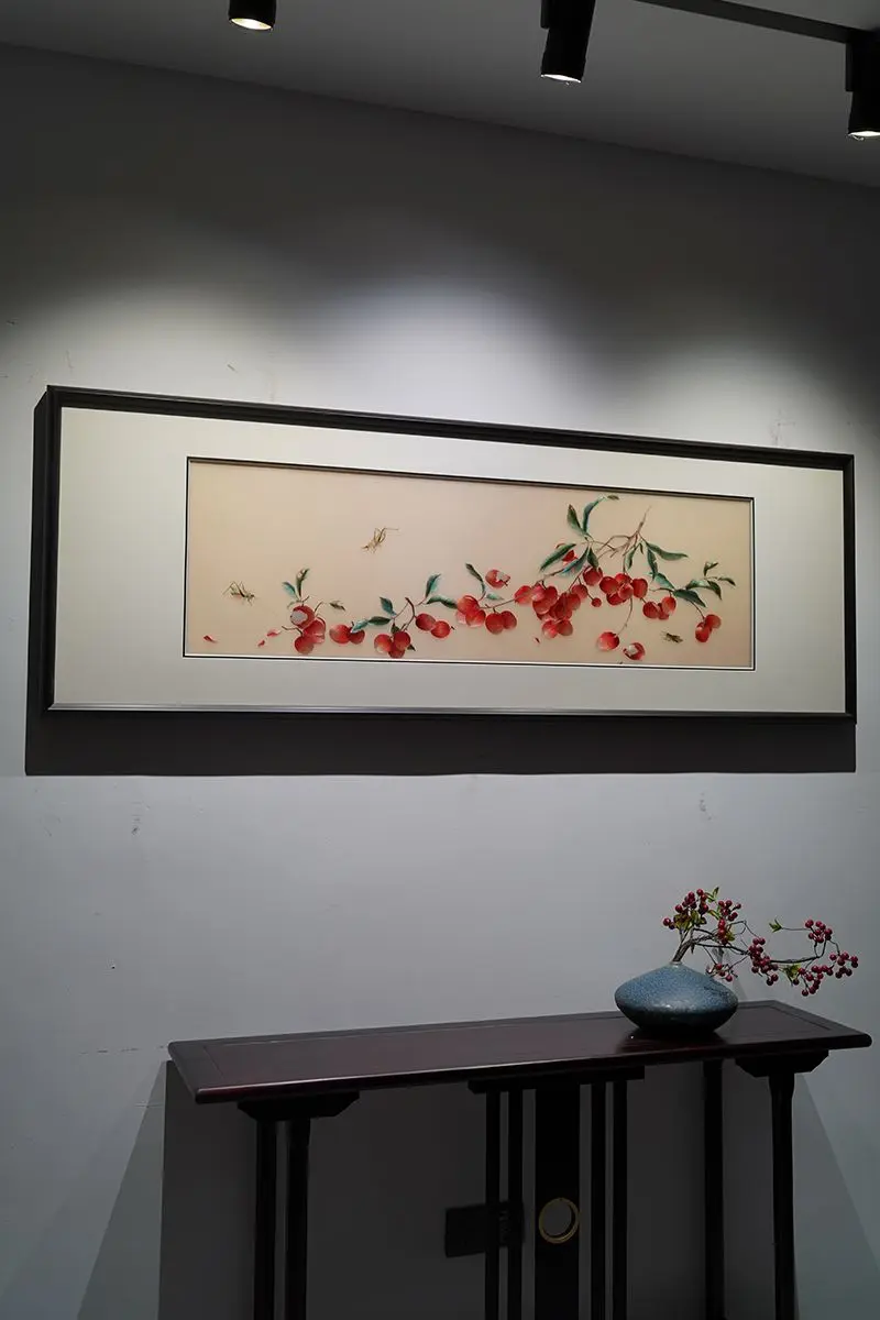 苏绣荔枝｜藏在细节里的大利好寓意 以丝为墨，晕染一树红荔，满室清欢。桑...