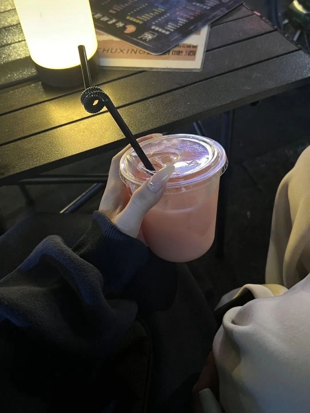 真正爱你的人，才不会挑剔你，反而还会怕光凭爱留不住你。 ​​​