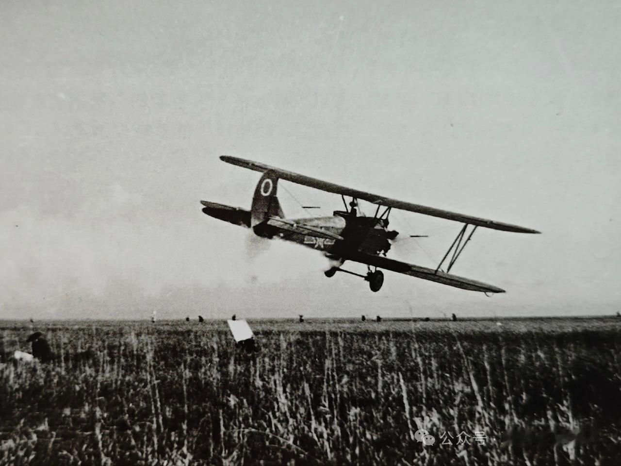 1953年，我空军派出经过改装的波-2型飞机在微山湖地区进行药剂灭蝗飞行。波-2