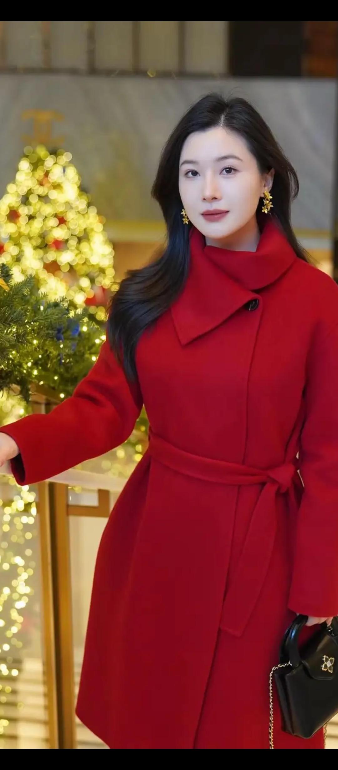 圣诞氛围中的红衣美人，优雅动人！🎄💃