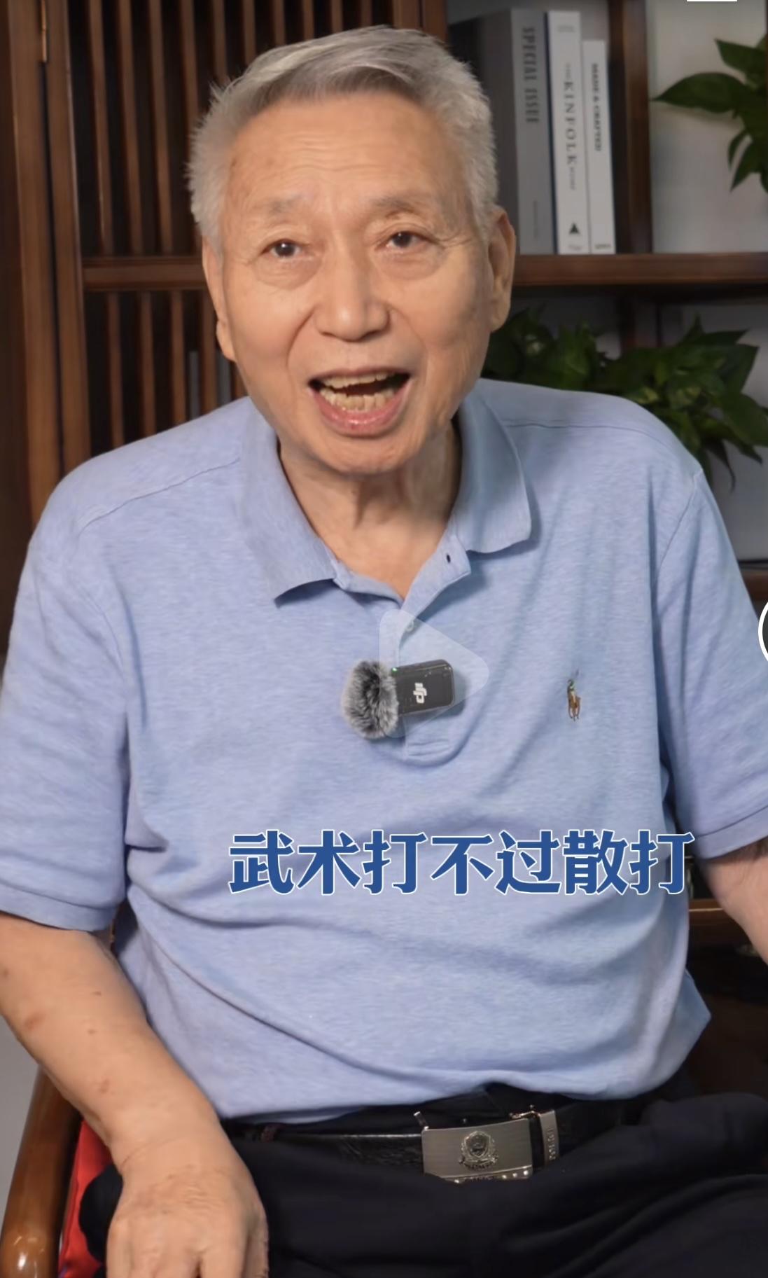 大家还认得图片里的这位老人吗？

有眼力的朋友可能还会认出来！没错，他就是韩建中