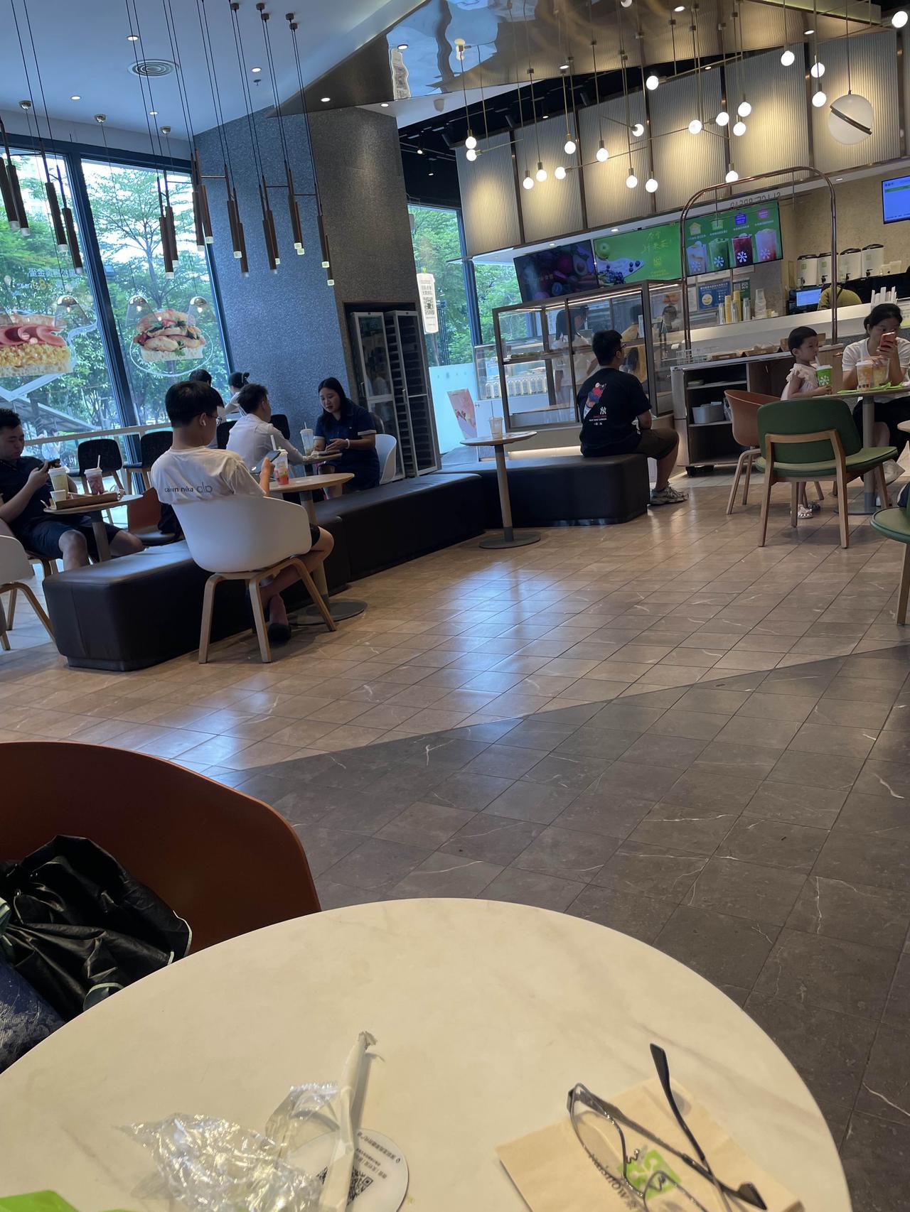 奈雪的椅子高度与桌子高度完成不匹配，这样坐着累！反正就是不想你坐太久，无线网络也