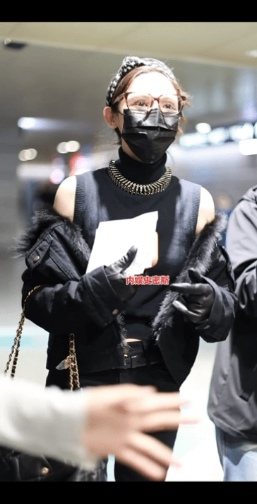 彭小苒瘦成啥样了 看彭小苒现在的身材，瘦了一大圈，穿紧身裤都撑不起来，不过脸一点