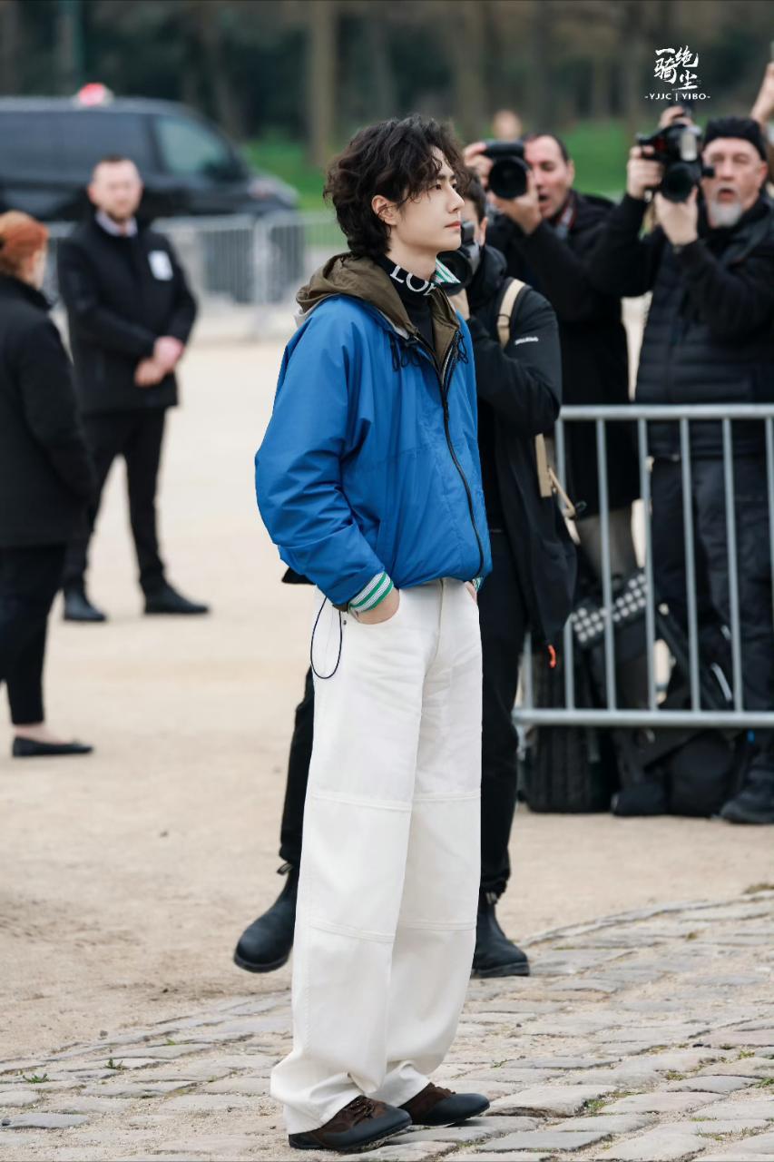 巴黎时装周，罗意威大秀，王一博巴黎三奢之行的第一站入场官摄，双手插兜的卷毛酷盖来