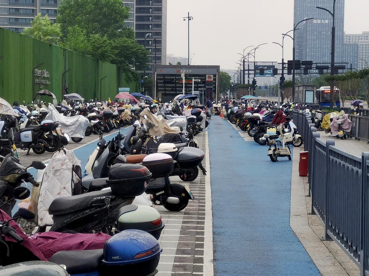 杭州临平五洲路9号线地铁站口自行车🚲存放处，如果搭建些遮阳棚就好了。