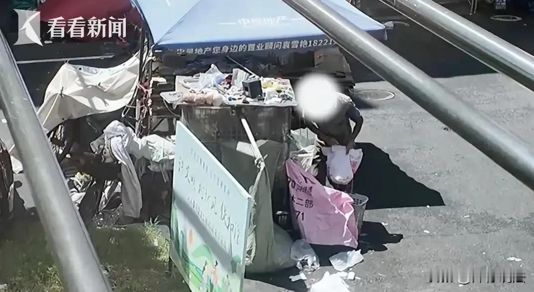上海浦东，一对夫妇长期占用小区公共区域，用作废品仓库，纸壳杂物堆积如山，更惊现成