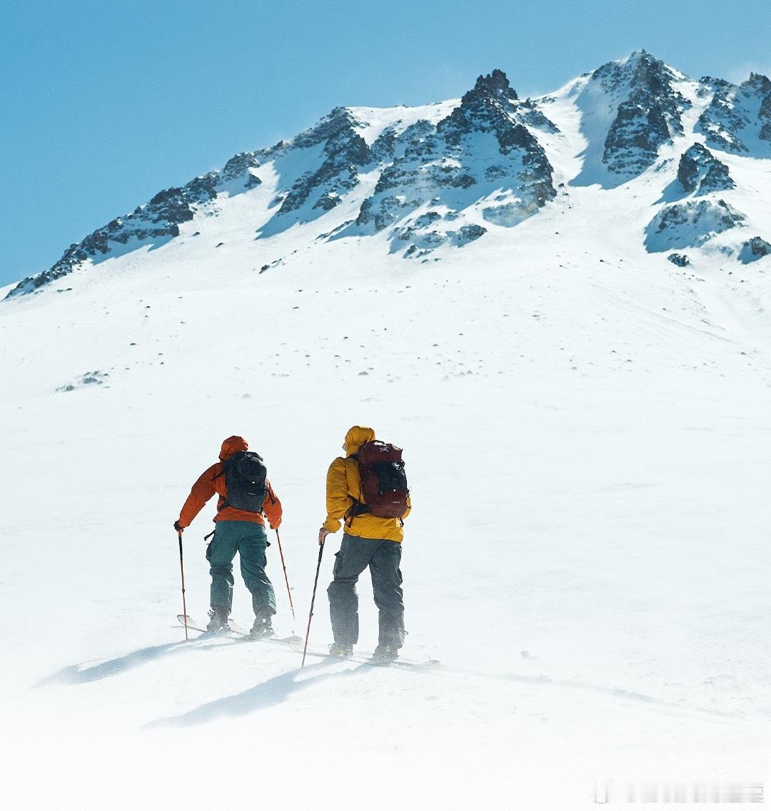 三亚始祖鸟店排长队抢购秋冬款之前我说 没有卖不出去的东西 只有卖不出去的价格可这