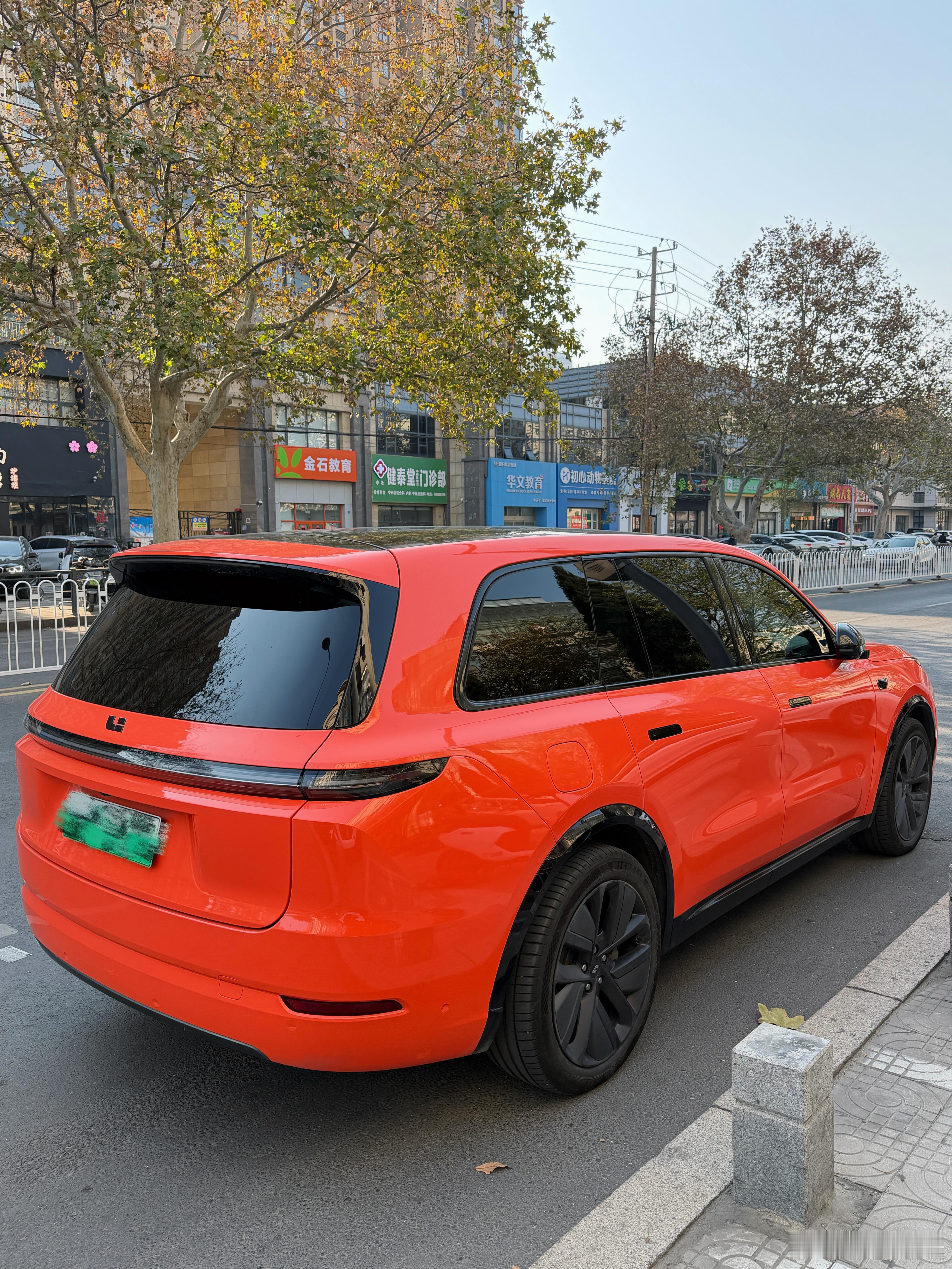 这个颜色停在路边自带焦点啊，路过难免不多看它几眼