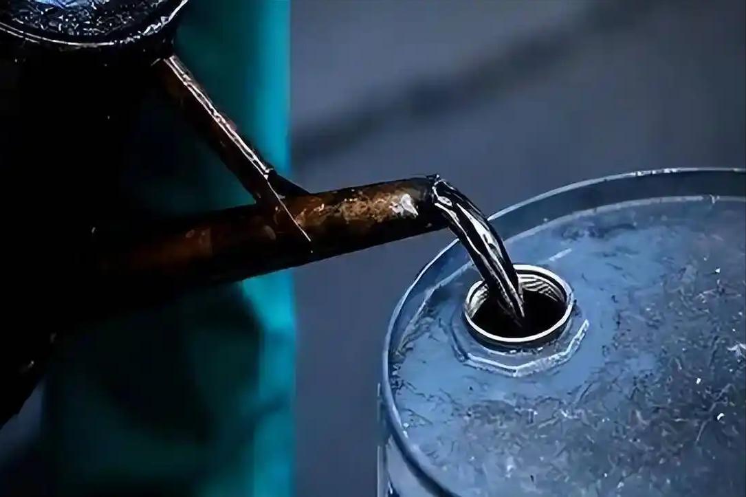 突发！国际能源署紧急抛4亿桶石油救市，看似诚意拉满，油价却逆势暴涨至92美元。