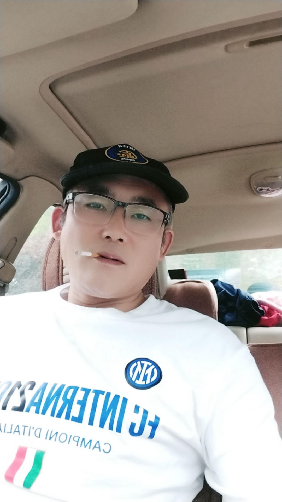 一个普通的下午，45+内拉在考场外焦急地等待中考的女儿！