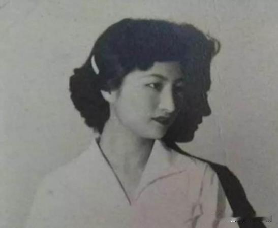 1948年，陕西一个老农贪图便宜娶了一个不要彩礼的漂亮老婆，先后给他生下了八个孩