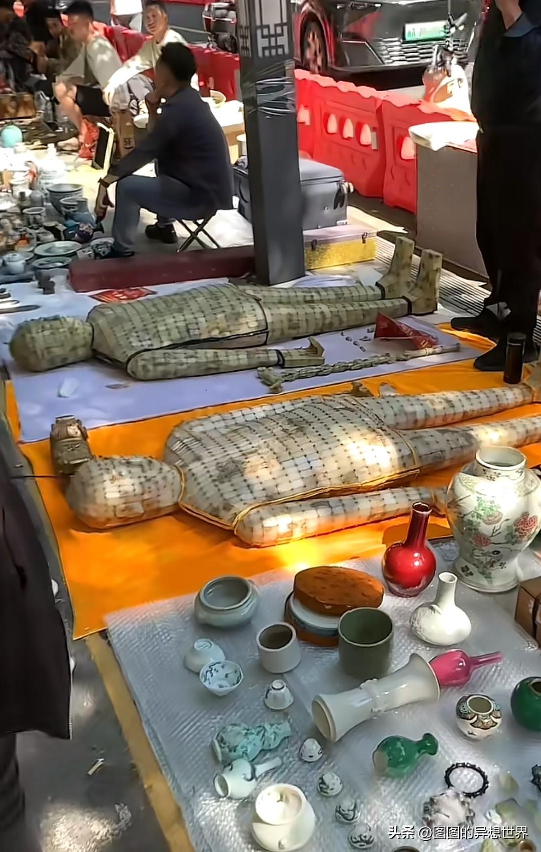 长沙某地摊上直接铺上的两件完整的“金缕玉衣”，是哪周的？谁都知道国内公认的完整金