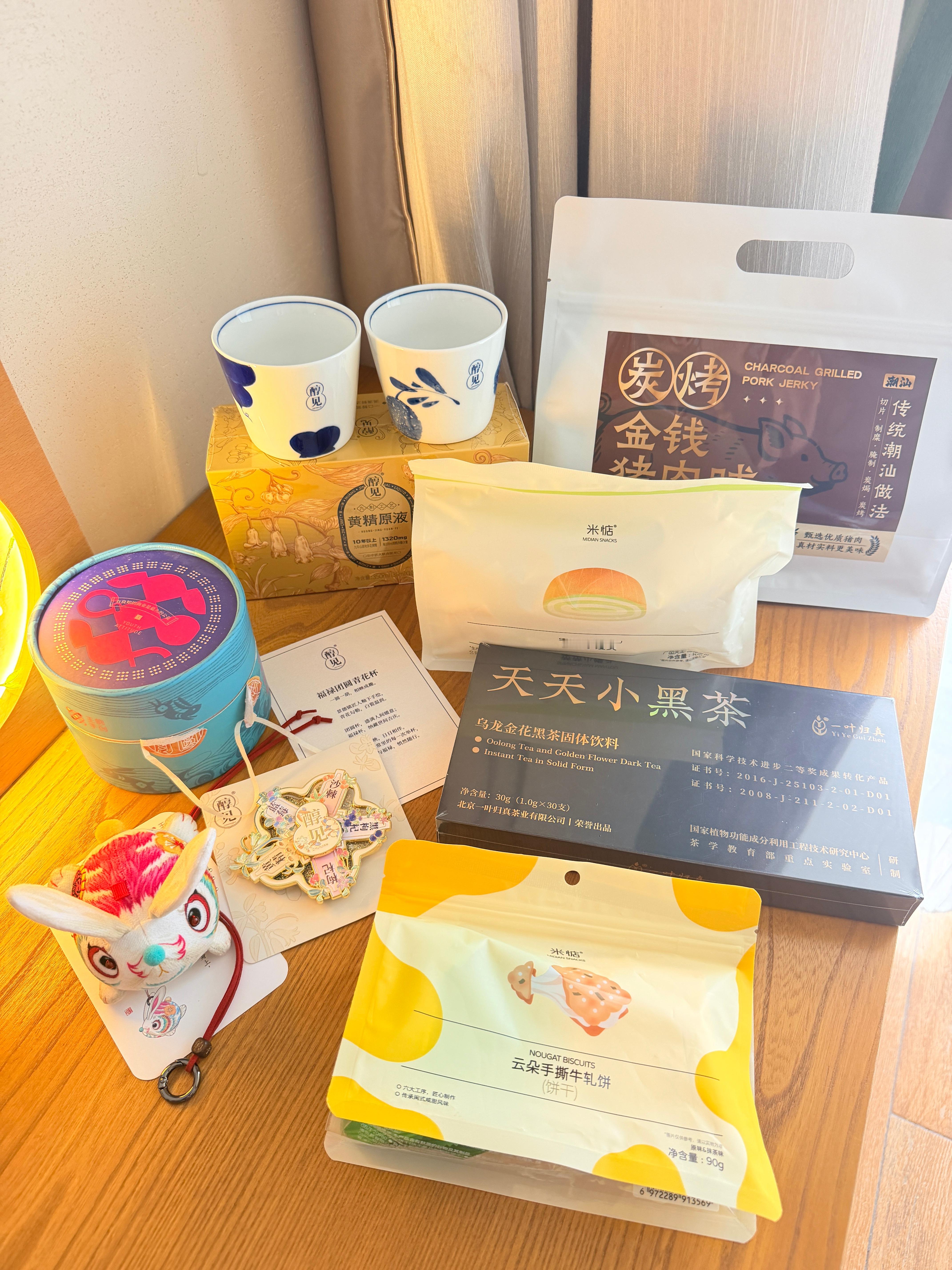 入住酒店后，领了不少XKA给咱们安排的伴手礼~这个福禄团圆青花杯，是醇见请非遗美