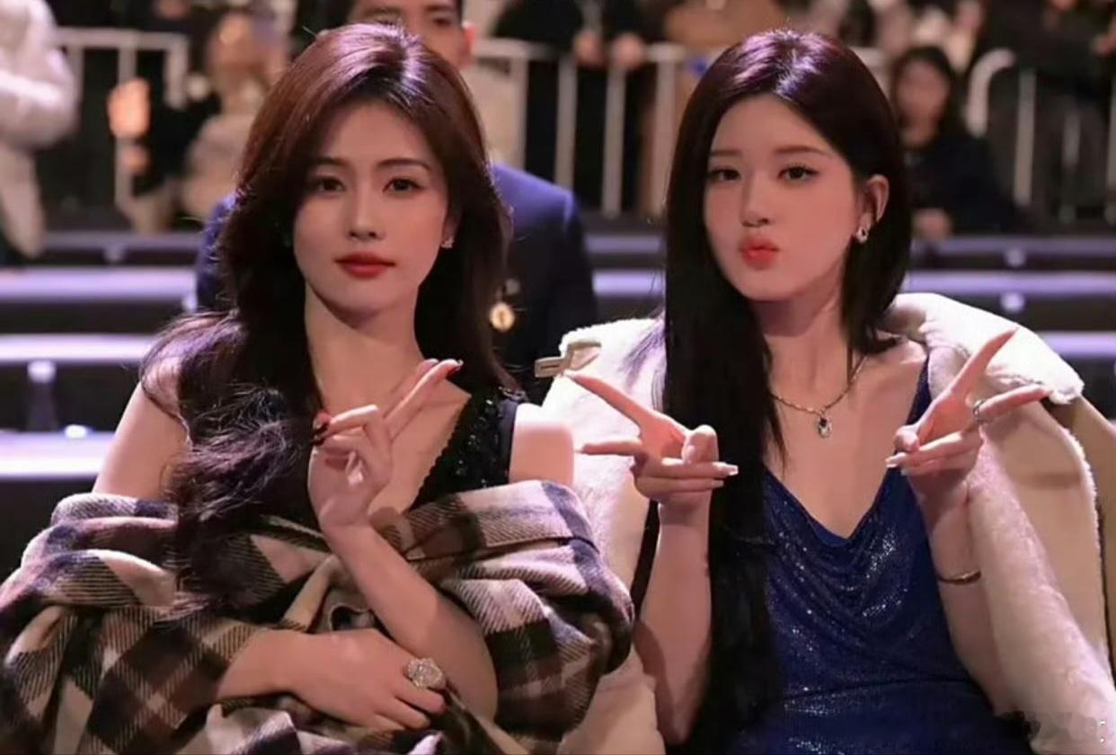 感觉白鹿一直是谁火跟谁玩之前🐟苍兰诀大火和🐟频繁互动，谁还记得苍兰诀第四人之