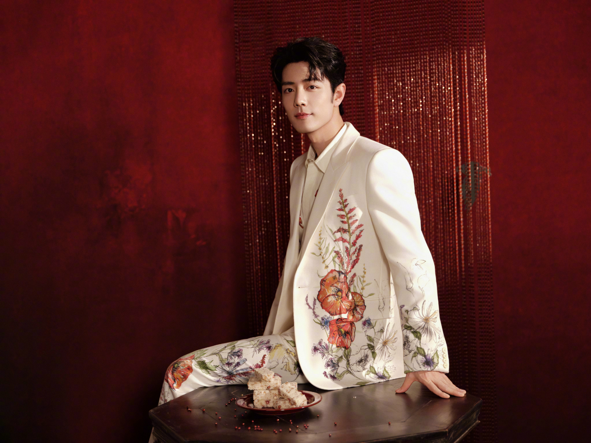 肖战 今夜 北京台春晚 造型图集，身穿McQueen 26早春系列，佩戴 Bou