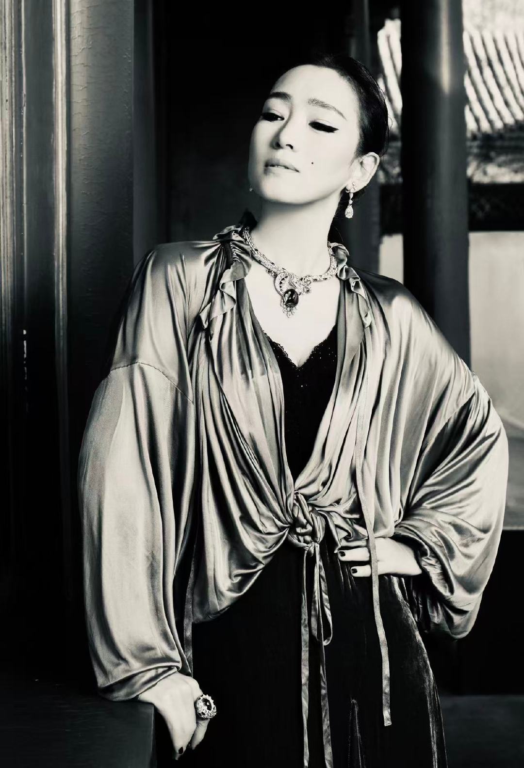 简约是永恒的时尚，巩俐用穿搭诠释这句话，每一件单品都选得恰到好处，魅力随岁月更迷