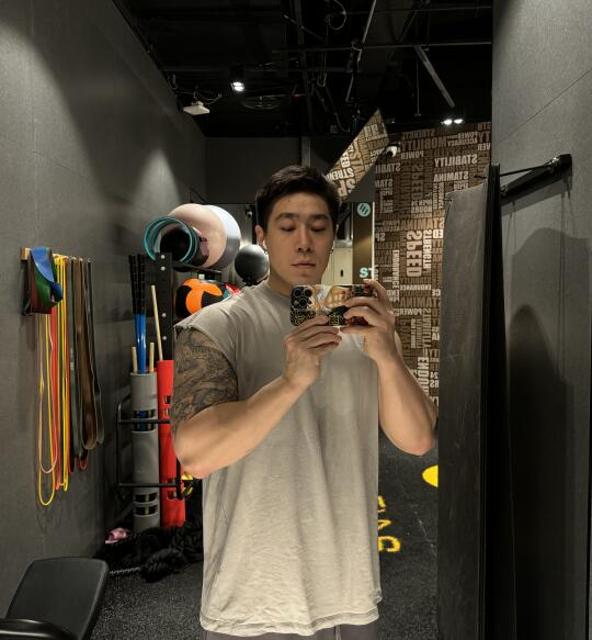 这个脸配肌肉花臂够反差吗😶
