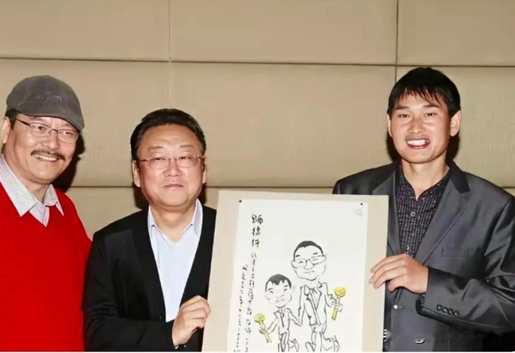 这是蒋大为与朱之文同举一幅肖像画的一张合影。网传蒋大为嫌弃朱之文农民出身不收徒弟