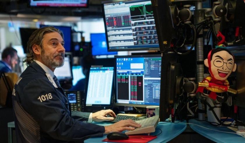 看到今晚这油价断崖式跳水，我一脚刚踩下去的油门都犹豫了，这大起大落的架势，真把咱