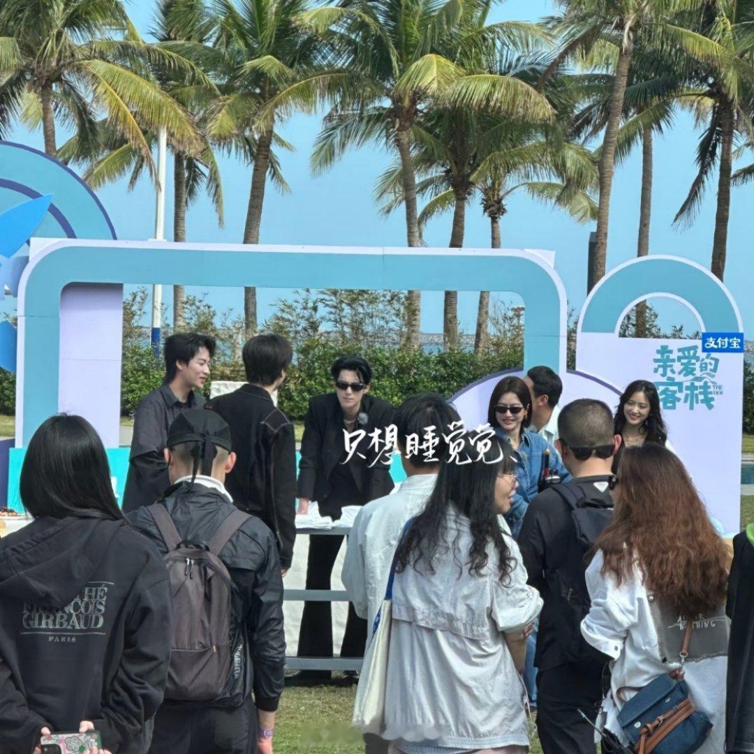 亲爱的客栈今日录制超前企划：王鹤棣、秦岚、沈月、徐志胜、张宸逍、吴泽林独家冠名：