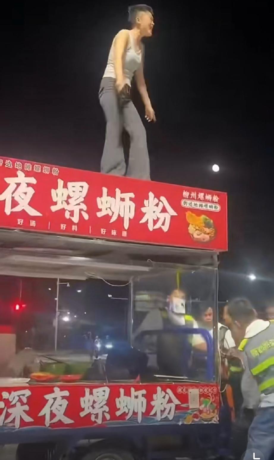 斑马线上摆摊占道经营，城管正常执法碰到难缠的夫妻。。。街边摊位冲突 路边的摊贩 