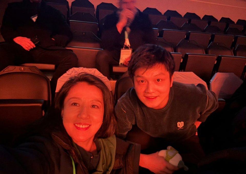 樊振东和中国冬奥首金得主合影没有比赛，去看冬奥会的樊振东