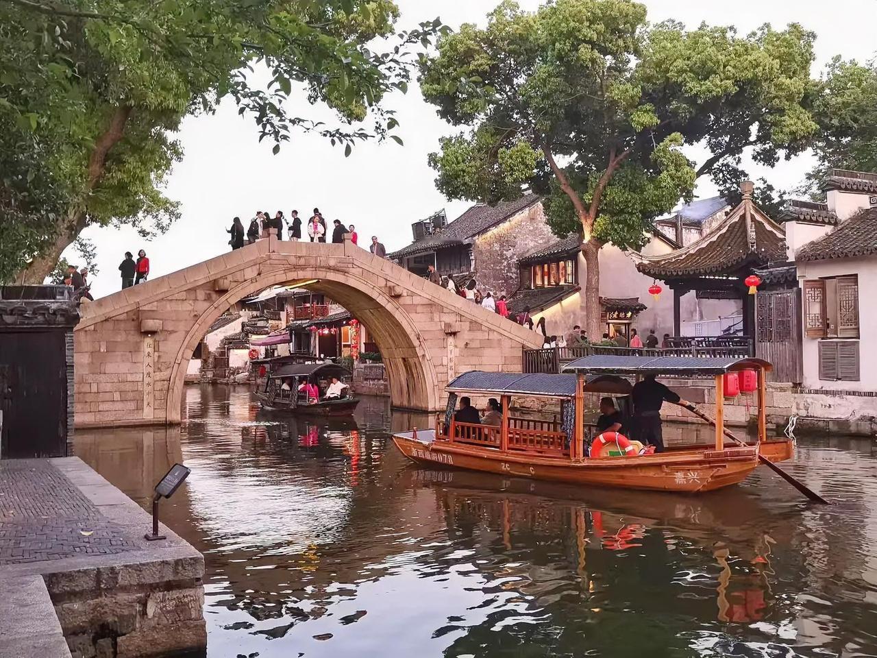 橹声轻漾，红影摇波。烟雨迷蒙处，西塘的灯笼正温柔地吻着流水，将千年古韵揉进梦里。